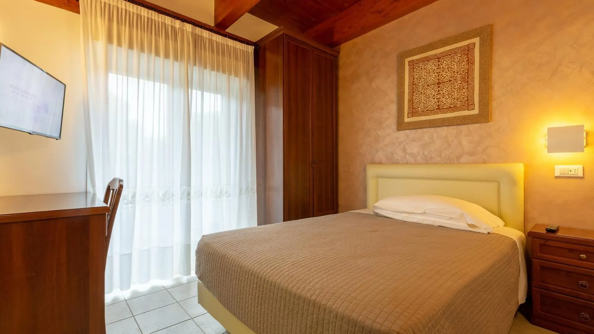 Hotel Columbia Marina Romea 3*,  Italia